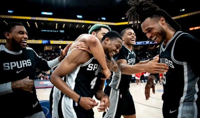 开云体育官网-包揽四项月度大奖，创造NBA历史！这队等了10年，终于彻底崛起了